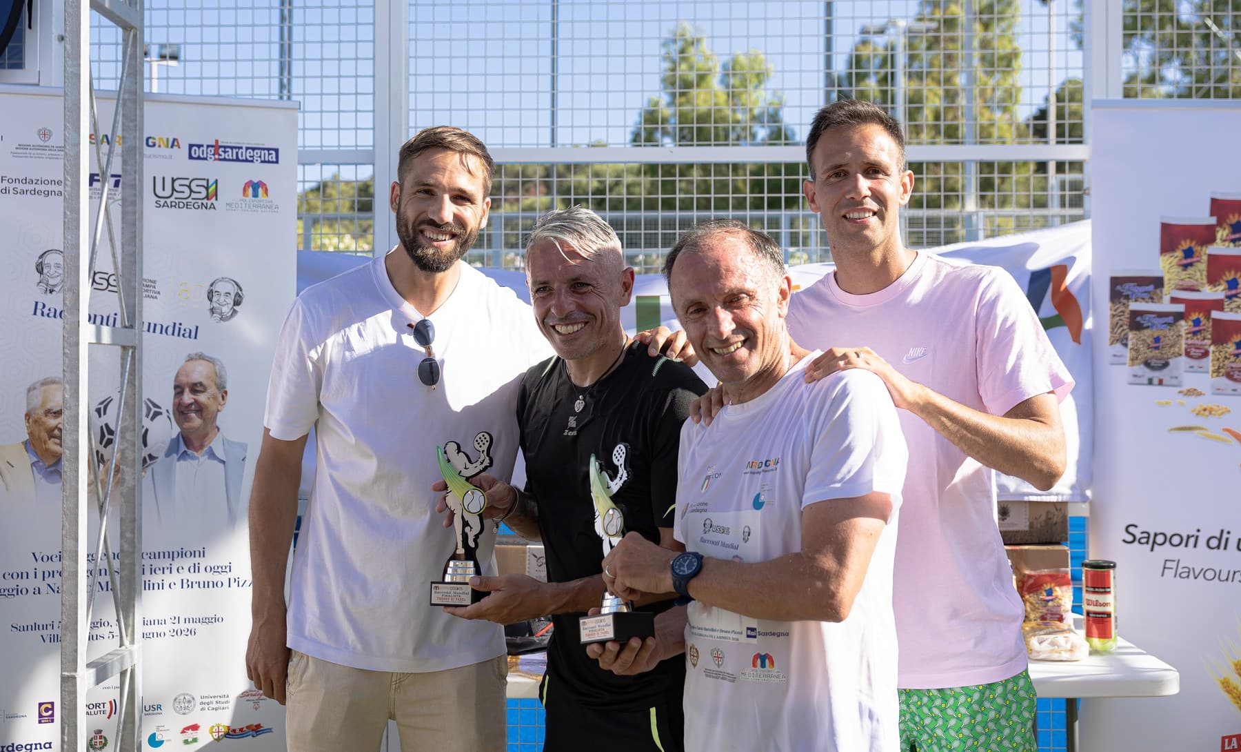 Da sinistra, Leonardo Pavoletti, Mauro Esposito, Marchese e Robert Acquafresca con i trofei del torneo di padel fantasma di Ussi80 a Villasimius